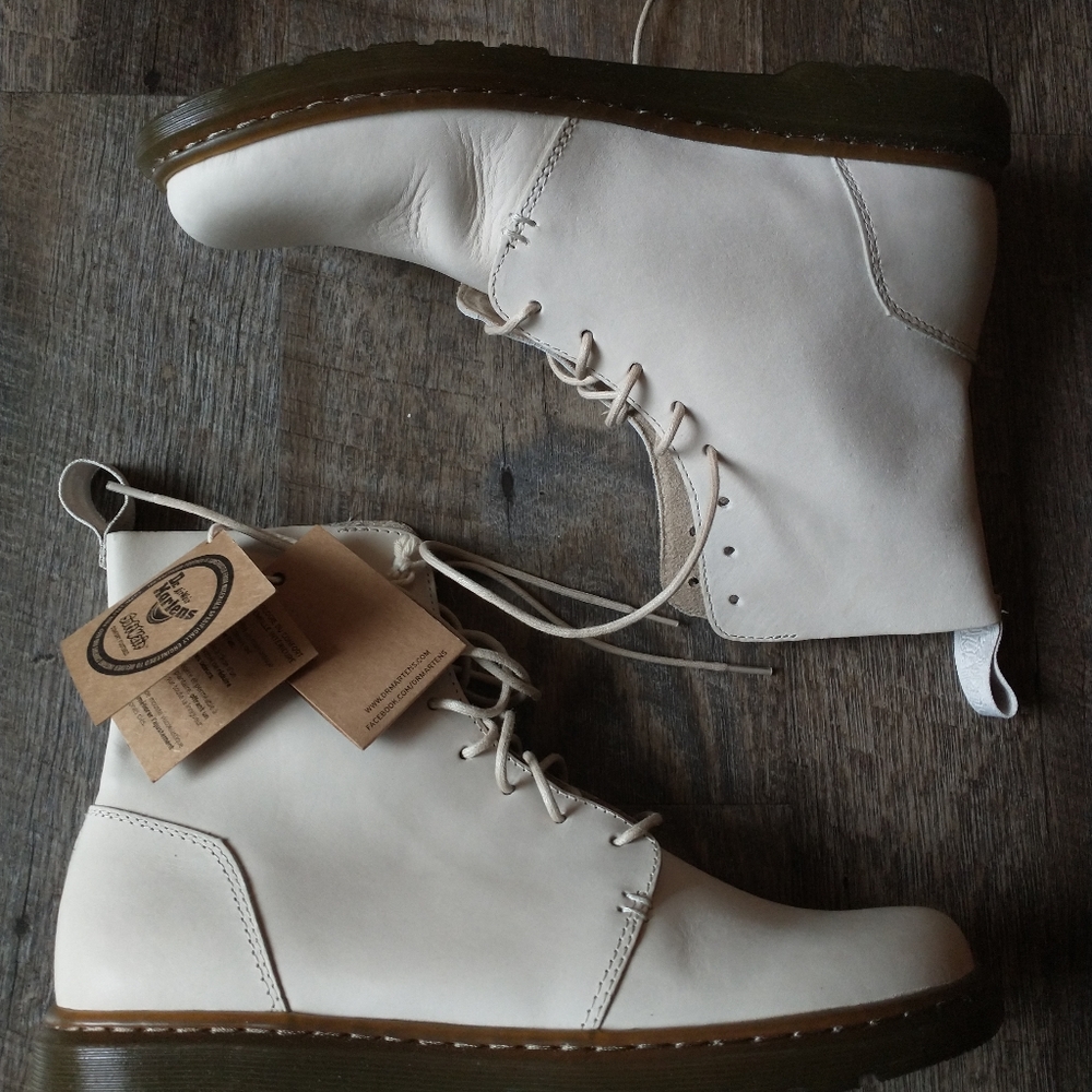 NWT Dr. Martens Danica AirWair Boots Sz 9